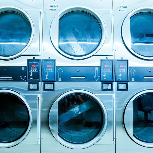Jak prać ubrania w pralce: Odpowiednie pranie dla dłuższej trwałości i ochrony środowiska